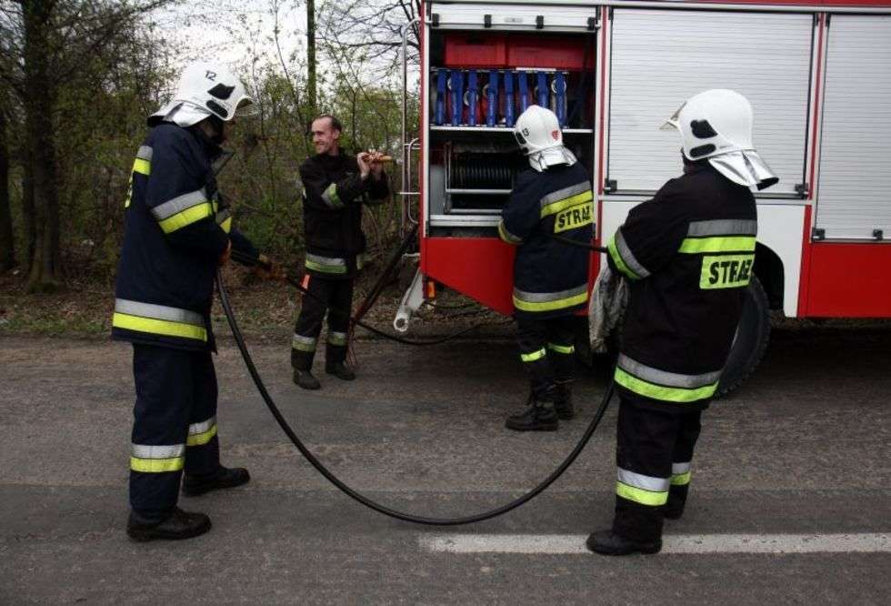  Sadurki: dogaszanie pożaru po podpalaczu (zdjęcie 2) - Autor: Jacek Świerczyński