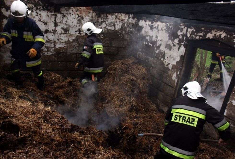  Sadurki: dogaszanie pożaru po podpalaczu (zdjęcie 3) - Autor: Jacek Świerczyński