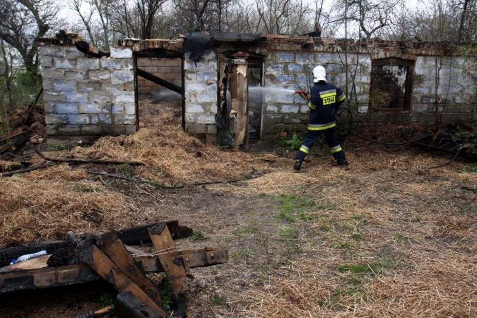  Sadurki: dogaszanie pożaru po podpalaczu (zdjęcie 6) - Autor: Jacek Świerczyński