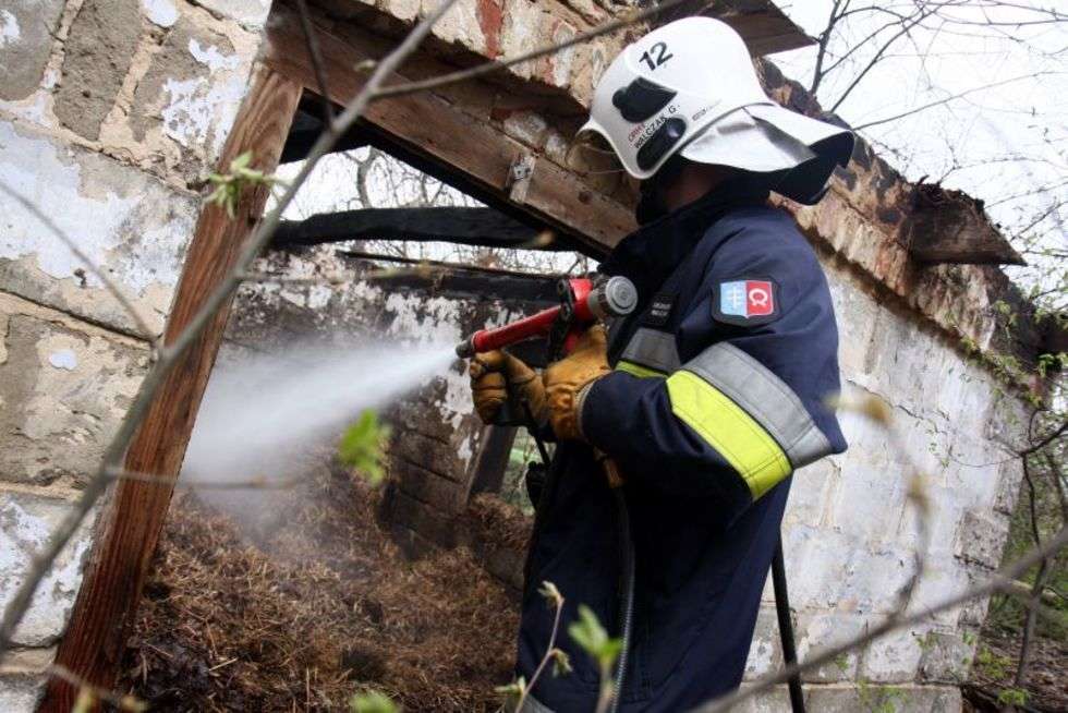  Sadurki: dogaszanie pożaru po podpalaczu (zdjęcie 7) - Autor: Jacek Świerczyński