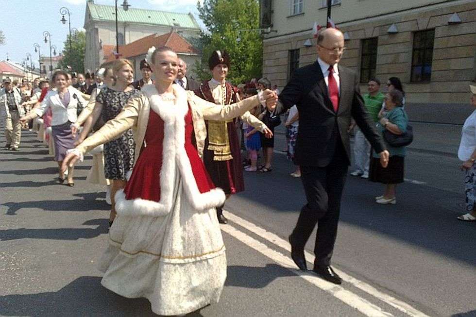  Lublinianie zatańczyli poloneza w centrum Lublina. Tańczących prowadził prezydent Krzysztof Żuk