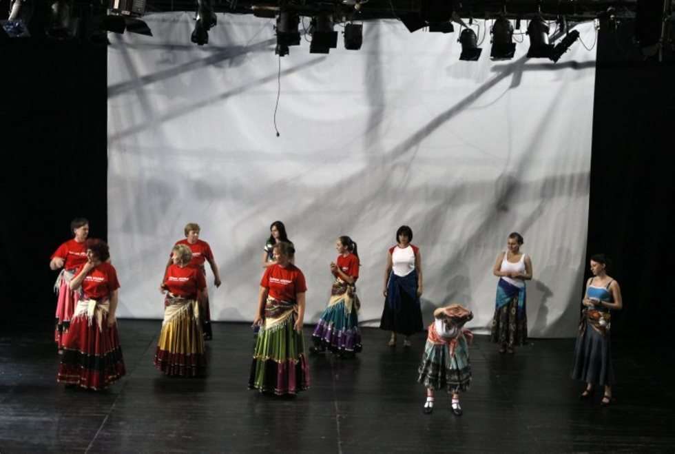 Taniec romski w Warsztatach Kultury (zdjęcie 4) - Autor: Wojciech Nieśpiałowski