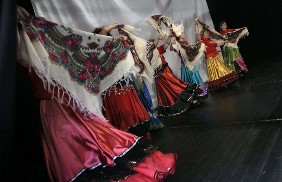  Taniec romski w Warsztatach Kultury (zdjęcie 6) - Autor: Wojciech Nieśpiałowski