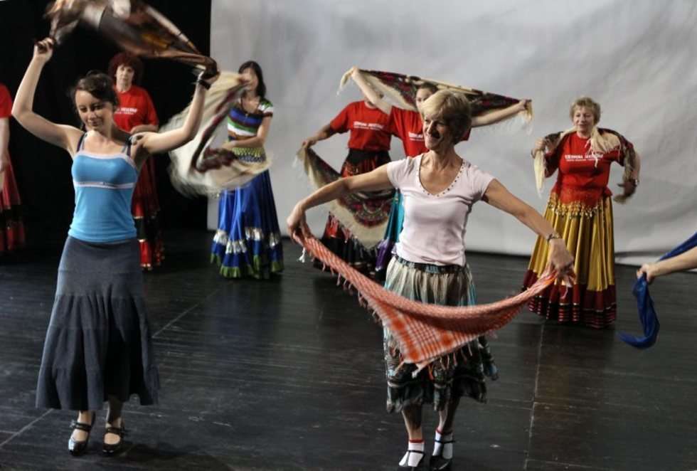  Taniec romski w Warsztatach Kultury (zdjęcie 9) - Autor: Wojciech Nieśpiałowski