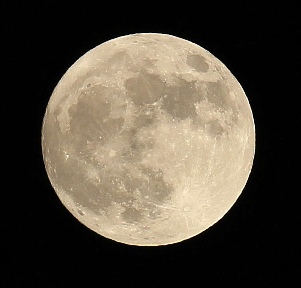  Zdjęcie księżyca z miasta Olsztyn (warmińsko-mazurskie) o godz. 22.00.