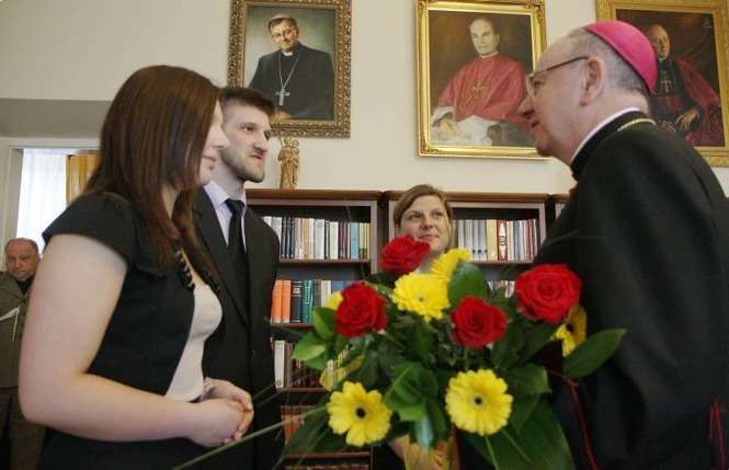 Od rana drzwi wejściowe do lubelskiej kurii się nie zamykają. Powodem są imieniny arcybiskupa Stanisława Budzika. Solenizant obchodzi je w Lublinie po raz pierwszy od czasu jego powołania na tą funkcję. <b></b><br><br><br>– Będą życzyła arcybiskupowi, aby mógł zaprowadzić naszą owczarnię do niebieskich bram – zdradza pani Maria. – I owocnej posługi w Kościele – dodaje pani Anna z Legionu Maryi. Panie przyniosły też arcybiskupowi bukiet kwiatów. <b></b><br><br>W kolejce ustawili się również siostry zakonne i duchowni. – Będą życzył arcybiskupowi siły, mocy i łask Bożych w tej trudnej posłudze – mówi jeden z księży. <b></b><br><br>W kurii pojawili się też młodzi ludzie. – Jesteśmy stypendystami Fundacji Dzieło Nowego Tysiąclecia – tłumaczą. – Chcielibyśmy życzyć arcybiskupowi, aby we wszystkich jego działaniach nie zabrało mu siły i łaski Bożej – zapowiada Emil Zaorski, jeden ze stypendystów, który do kurii przyszedł w towarzystwie dwóch koleżanek. Młodzi ludzie mieli też kwiaty dla solenizanta. <b></b><br><br>Goście pojawili się w kurii już przed godziną 9.30, od tej godziny można było składać życzenia metropolicie lubelskiemu. – To jest taka tradycja, że każdy, kto chce może przyjść i złożyć życzenia arcybiskupowi – przyznaje ks. Tomasz Adamczyk, sekretarz arcybiskupa. <b></b><br><br>Życzenia można składać jeszcze do godz. 12.30.<br>