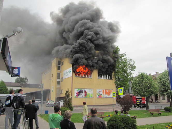 Pożar w Carrefour w Bychawie