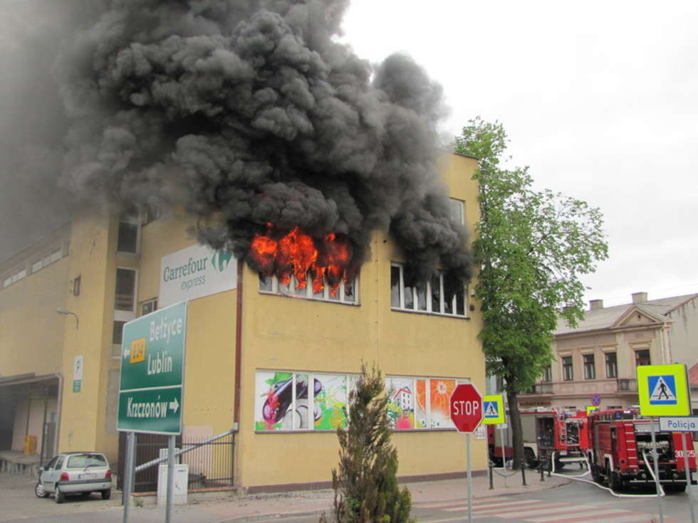  Pożar w Carrefour w Bychawie (zdjęcie 7) - Autor: Marek Matysek