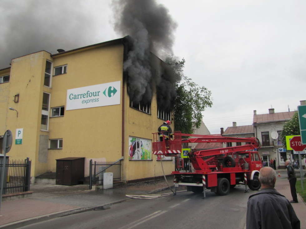  Pożar w Carrefour w Bychawie (zdjęcie 9) - Autor: Marek Matysek