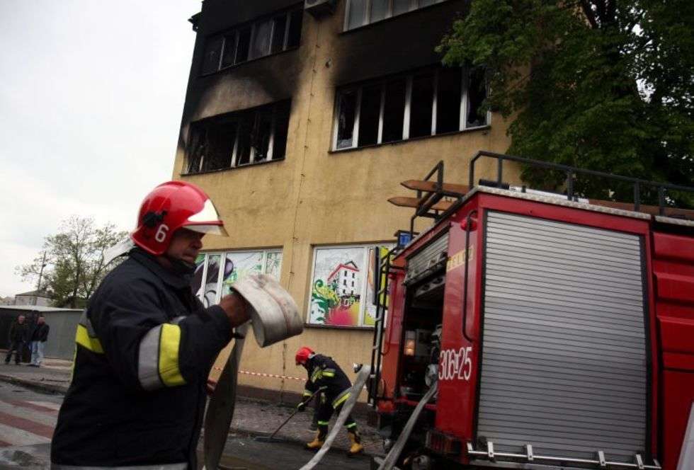  Pożar pawilonu w Bychawie (zdjęcie 4) - Autor: Jacek Świerczyński