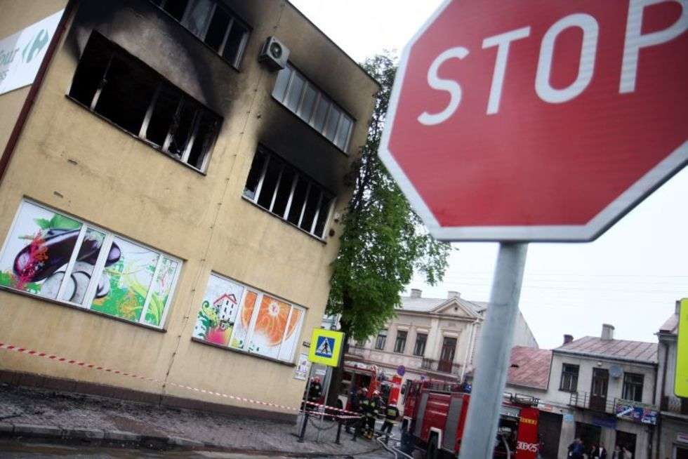  Pożar pawilonu w Bychawie (zdjęcie 5) - Autor: Jacek Świerczyński