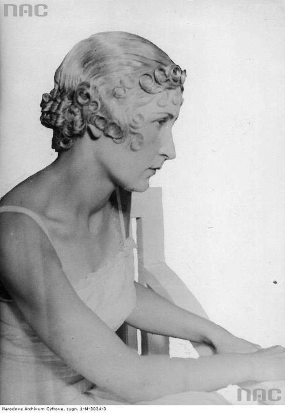  Damska fryzura wieczorowa lansowana na 1932 rok w Paryżu, 1931.