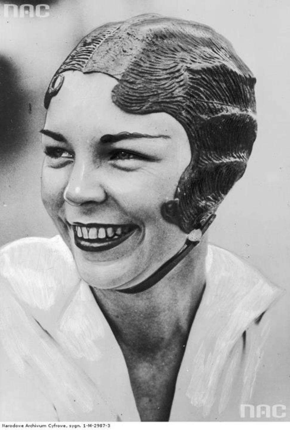  Moda amerykańska. Kobieta w czepku kąpielowym wyglądem przypominającym fryzurę z krótkich włosów, bardzo modnym w tym sezonie w Miami na Florydzie, 1933.