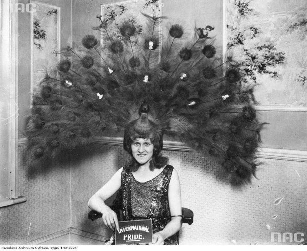  Modelka prezentuje ekscentryczną fryzurę wykonaną przez uczestnika konkursu fryzjerskiego zorganizowanego przez przez Międzynarodowe Stowarzyszenia Fryzjerów w Londynie, 1925-39.