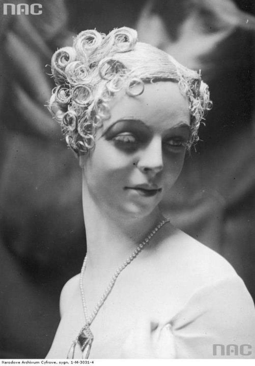  Fryzura prezentowana na turnieju fryzjerskim w Paryżu, 1933.