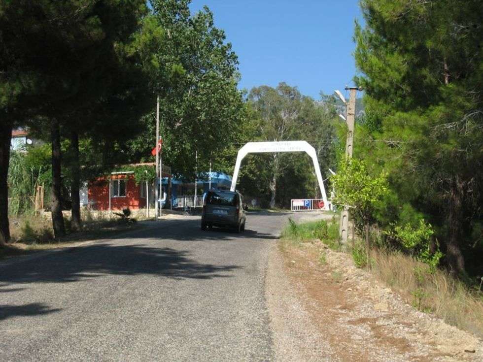  Brama wjazdowa do kompleksu elektrowni wodnej Oymapinar, strzeżona pilnie przez żołnierzy armii tureckiej