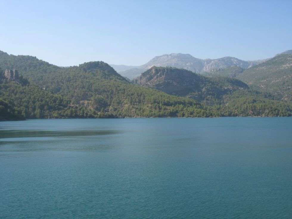 Widok na jezioro powstałe po spiętrzeniu rzeki Manavgat przez tamę Oymapinar i otaczające je góry Taurus
