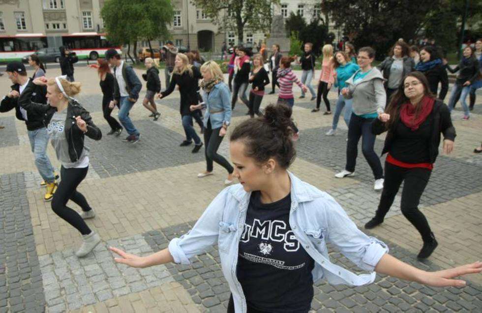  Flash mob: Tańczyli na pl. Litewskim w Lublinie (zdjęcie 1) - Autor: Maciej Kaczanowski