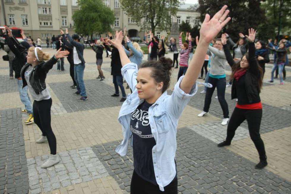  Flash mob: Tańczyli na pl. Litewskim w Lublinie (zdjęcie 2) - Autor: Maciej Kaczanowski