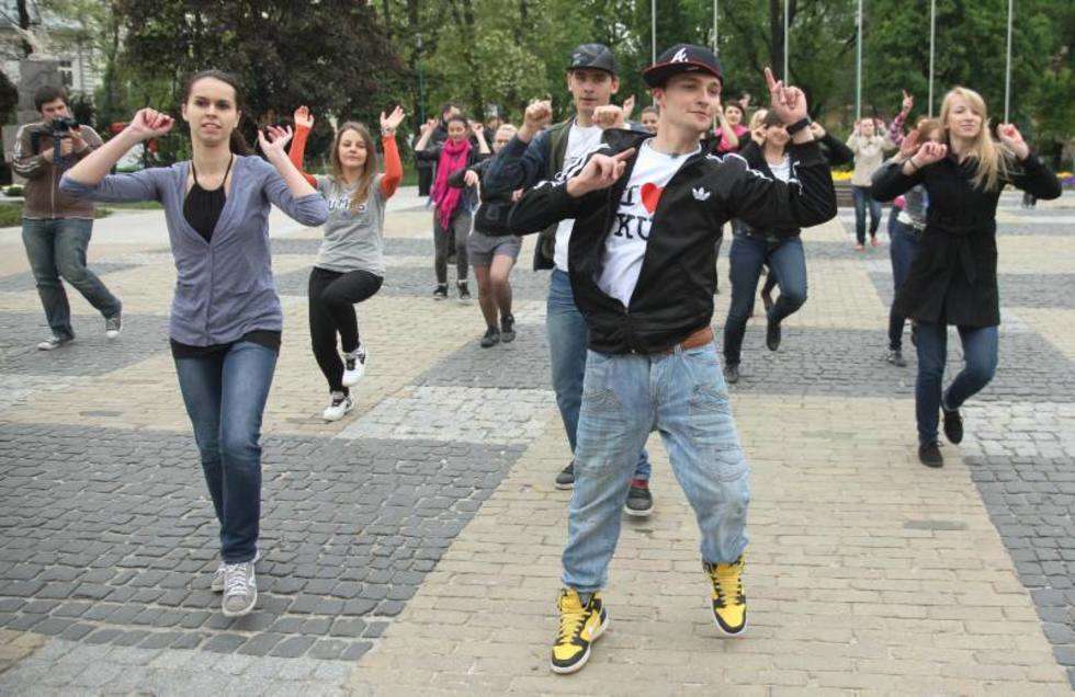  Flash mob: Tańczyli na pl. Litewskim w Lublinie (zdjęcie 4) - Autor: Maciej Kaczanowski
