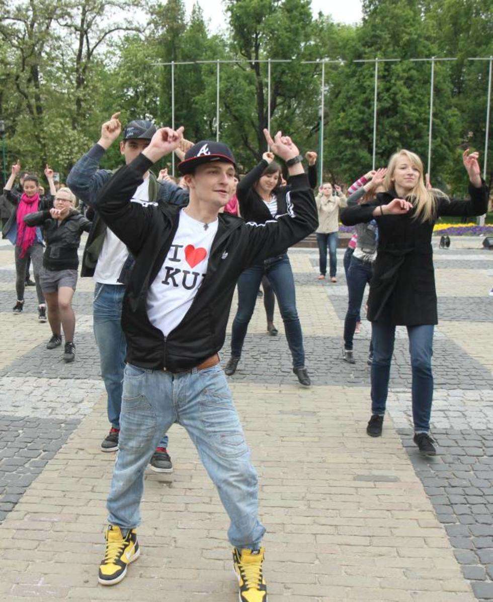  Flash mob: Tańczyli na pl. Litewskim w Lublinie (zdjęcie 5) - Autor: Maciej Kaczanowski