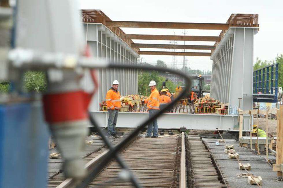  Turystyczna: Trwa montaż nowego mostu kolejowego (zdjęcie 11) - Autor: Maciej Kaczanowski