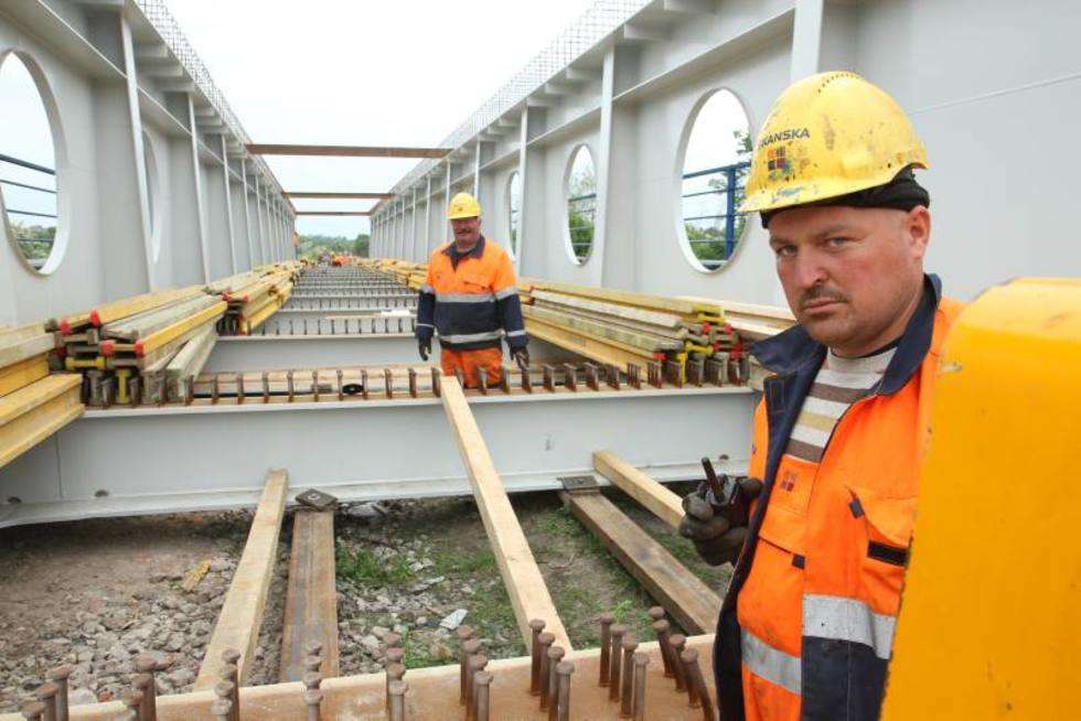  Turystyczna: Trwa montaż nowego mostu kolejowego (zdjęcie 23) - Autor: Maciej Kaczanowski