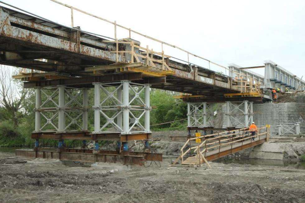  Turystyczna: Trwa montaż nowego mostu kolejowego (zdjęcie 4) - Autor: Maciej Kaczanowski