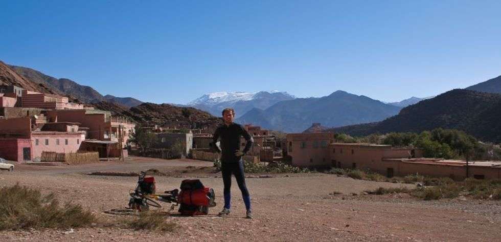  Maroko- nieodłączna 'para' u podnóży szczytów Atlasu Wysokiego