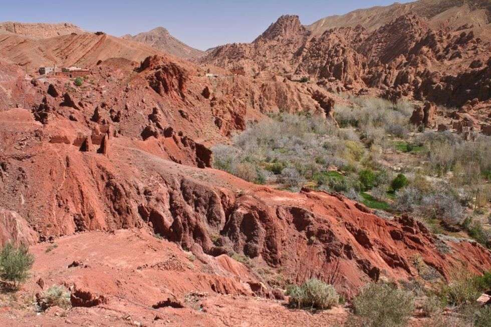  Maroko-Wiosenna zieleń kontrastująca z najprzeróżniejszymi odcieniami skał i ziemi w Dolinie Dades