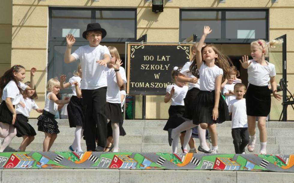 100 lecie szkoły w Tomaszowicach (zdjęcie 1) - Autor: Maciej Kaczanowski