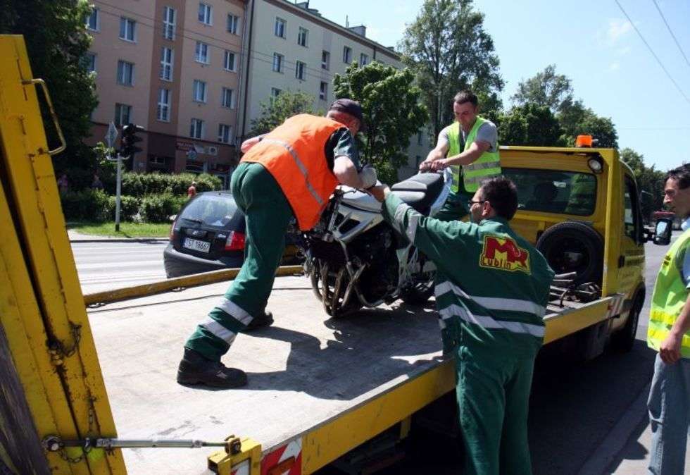  Wypadek motocyklisty na Al. Racławickich (zdjęcie 4) - Autor: Jacek Świerczyński