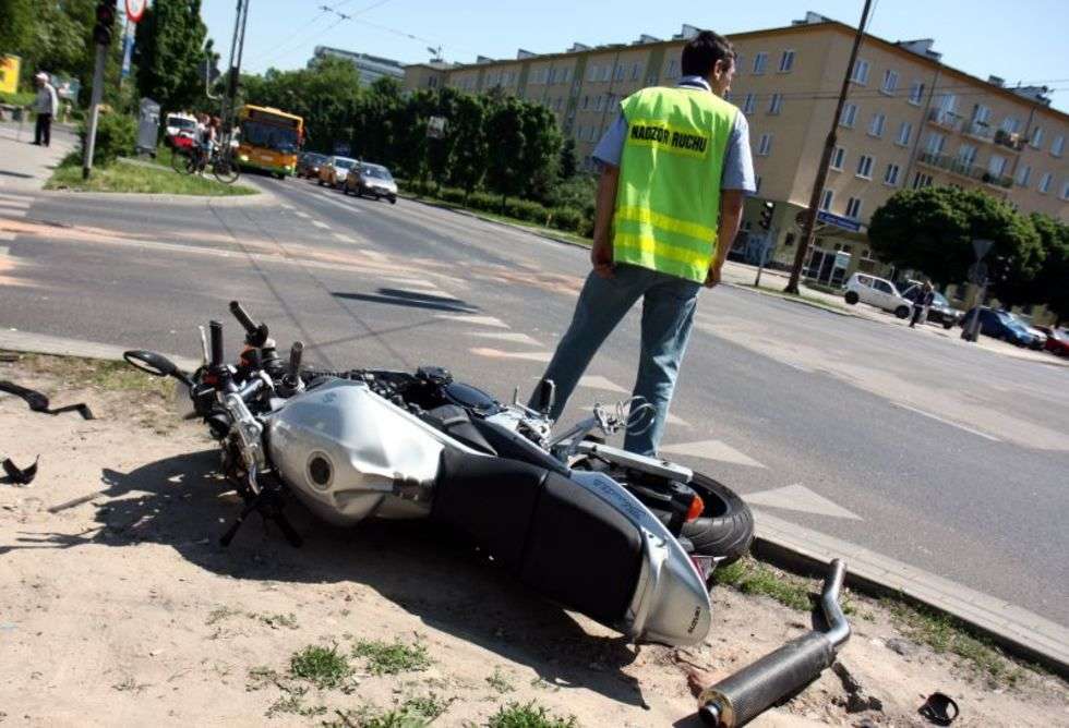  Wypadek motocyklisty na Al. Racławickich (zdjęcie 7) - Autor: Jacek Świerczyński