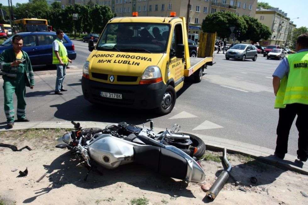  Wypadek motocyklisty na Al. Racławickich (zdjęcie 8) - Autor: Jacek Świerczyński