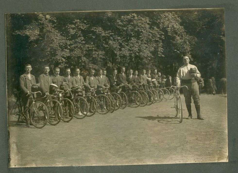  <br /><br />Był 7 września 1928 roku. W Lublinie kończył się pierwszy etap I Biegu Dookoła Polski, jak wówczas nazywał się Tour de Pologne. Jednym z bohaterów dnia był Feliks Więcek. Był drugi, ale w sumie 24-letni kolarz wygrał sześć z ośmiu etapów, a drugiego w klasyfikacji generalnej Wiktora Oleckiego wyprzedził o ponad godzinę. <br /><br />
Pan Feliks uczył się kolarskiego fachu w Brześciu nad Bugiem (dziś Białoruś), gdzie odbywał służbę wojskową. Do Biegu Dookoła Polski zgłosił się jako jeden z pierwszych cyklistów. Nie miał jednak odpowiedniego roweru. Od czego są jednak przy-jaciele. Znajomi sprezentowali zawodnikowi Bydgoskiego Klubu Kolarskiego sprzęt i mógł pojechać.<br /><br />
Pierwszy etap wiódł do Lublina. 71 kolarzy wystartowało około godz. 7. z Krakowskiego Przedmieścia w Warszawie. Cyklistom na starcie towarzyszyły tłumy mieszkańców stolicy. Zawodnicy musieli walczyć nie tylko ze sobą, ale i z „kocimi łbami”, szynami tramwajowymi, szlabanami kolejowymi oraz wszechobecnym kurzem. 
W peletonie był m.in. mieszkający w Lublinie, Tadeusz Lambert. Jego ojciec, Józef, był jednym z organizatorów zawodów. <br /><br />– Nasi przodkowie przybyli do Polski z armią Napoleona. Nie ma u nas osoby, dla której rower nie byłby najlepszym przyjacielem – wspomina Maja Lambert-Zamorowska, córka Tadeusza.<br /><br />
Pierwszy etap był pełen defektów. Złamane widelce, poprzebijane dętki i obluzowane koła były bardzo częstym widokiem na liczącej 157 km trasie. Samochód ciężarowy z napisem „koniec biegu, zwijać posterunki” musiał co chwila przystawać, bo tempo zawodów nie było oszałamiające. <br /><br />
– Mój ojciec w klasyfikacji generalnej Biegu Dookoła Polski zajął 38 miejsce. Byłby z pewnością wyżej, ale pomagał koledze naciągnąć gumę. Otrzymał za to nagrodę fair play – dodaje Lambert-Zamorowska.<br /><br />
Tadeusz był znakomicie przygotowany do wyścigu. Codziennie pokonywał od 50 do 100 km, a sprinterskie finisze szlifował na cyklodromie, który mieścił się przy dzisiejszej ulicy Chopina w Lublinie. <br /><br />
Trasa I Biegu Dookoła Polski była wyczerpująca, dlatego zawodnicy mieli obowiązkową przerwę na posiłek. Trwała ona jednak tylko kwadrans. Jeżeli po jego upływie kolarz chciał dokończyć schabowego czy gulasz, to ten czas doliczano mu do czasu przejazdu etapu.<br /><br />
W okolicach Lublina jezdnia była już w bardzo dobrym stanie, dlatego na ulice miasta kolarze wjechali z impetem. Pasjonującą walkę o końcowy sukces stoczyli Eugeniusz Michalak i Feliks Więcek. Na „kresce” pierwszy był Michalak, ale to Więcek ukończył cały wyścig w koszulce lidera. <br /><br />
– Mam mnóstwo zdjęć ukazujących kolarstwo w przedwojennym Lublinie. Liczę, że wreszcie ktoś z władz miasta zainteresuje się tym i pomoże mi zorganizować wystawę. Idealnym miejscem do tego byłby Plac Litewski – kończy Lambert-Zamorowska.
