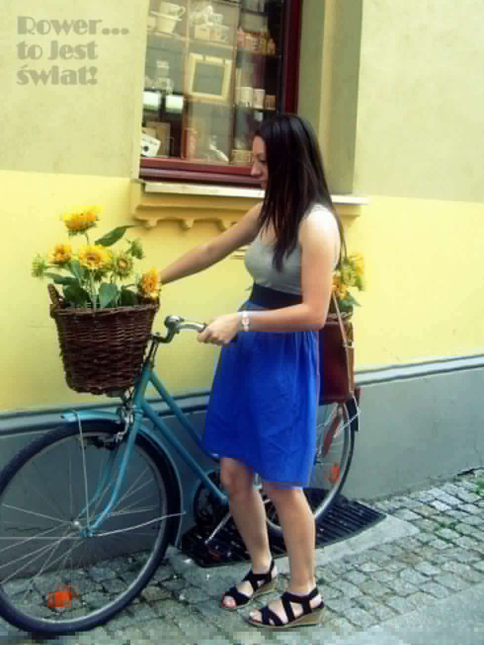  Toruńska starówka i uroczy rower przy jednej z kawiarni