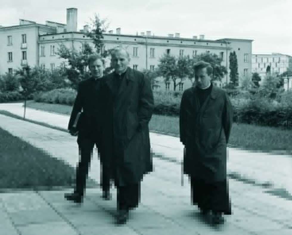  Z ks. dr. Stanisławem Gułą (z lewej) i ks. dr. Tadeuszem Styczniem przed konwiktem w drodze do gmachu KUL, VI 1967