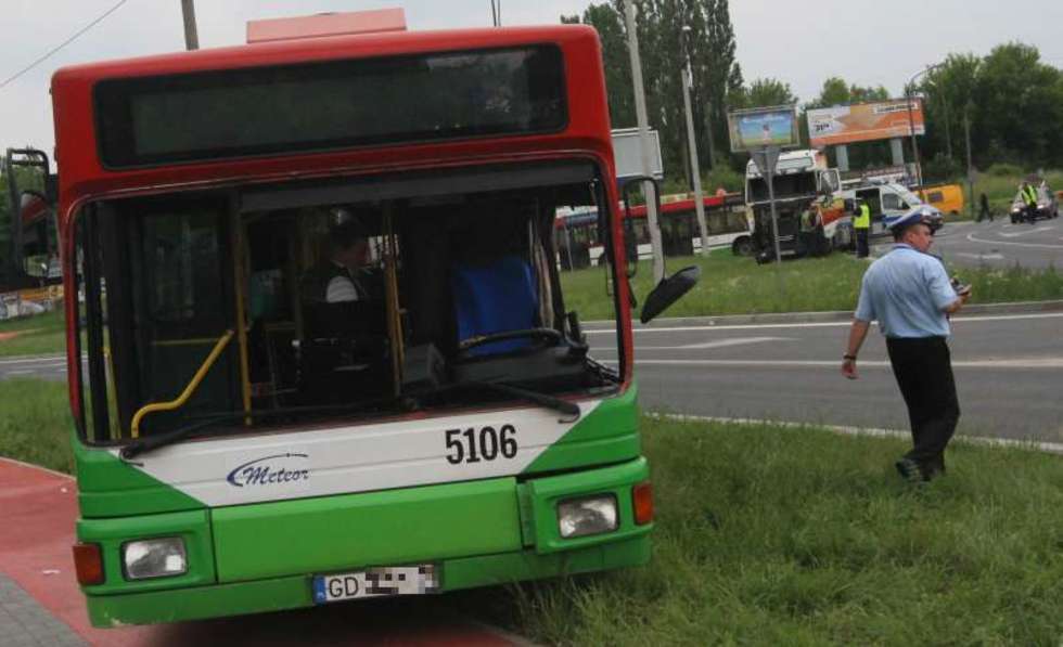  Lublin: Wypadek z udziałem ciężarówki i autobusu miejskiego (zdjęcie 9) - Autor: Wojciech Nieśpiałowski
