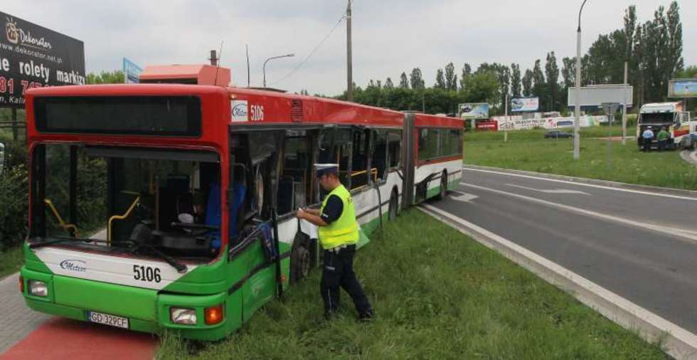  Lublin: Wypadek z udziałem ciężarówki i autobusu miejskiego (zdjęcie 3) - Autor: Wojciech Nieśpiałowski