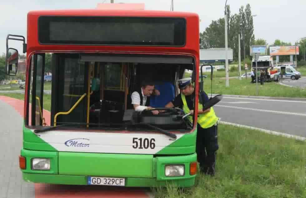  Lublin: Wypadek z udziałem ciężarówki i autobusu miejskiego (zdjęcie 4) - Autor: Wojciech Nieśpiałowski