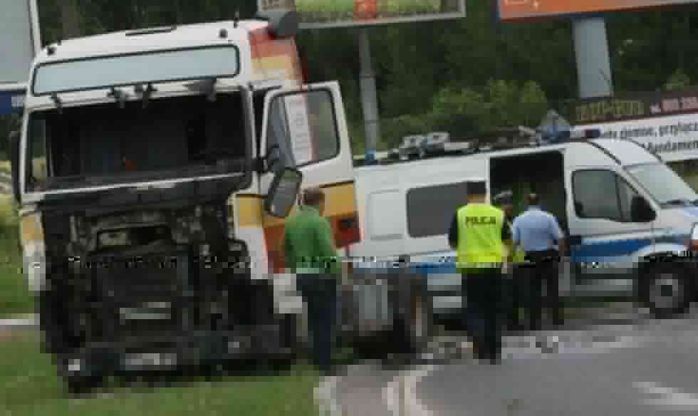  Lublin: Wypadek z udziałem ciężarówki i autobusu miejskiego (zdjęcie 7) - Autor: Wojciech Nieśpiałowski