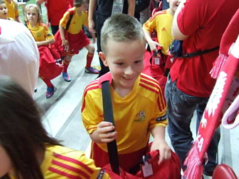  Euro 2012: Dzieci wyszły na boisko z piłkarzami (zdjęcie 5) - Autor: Andrzej Bondyra