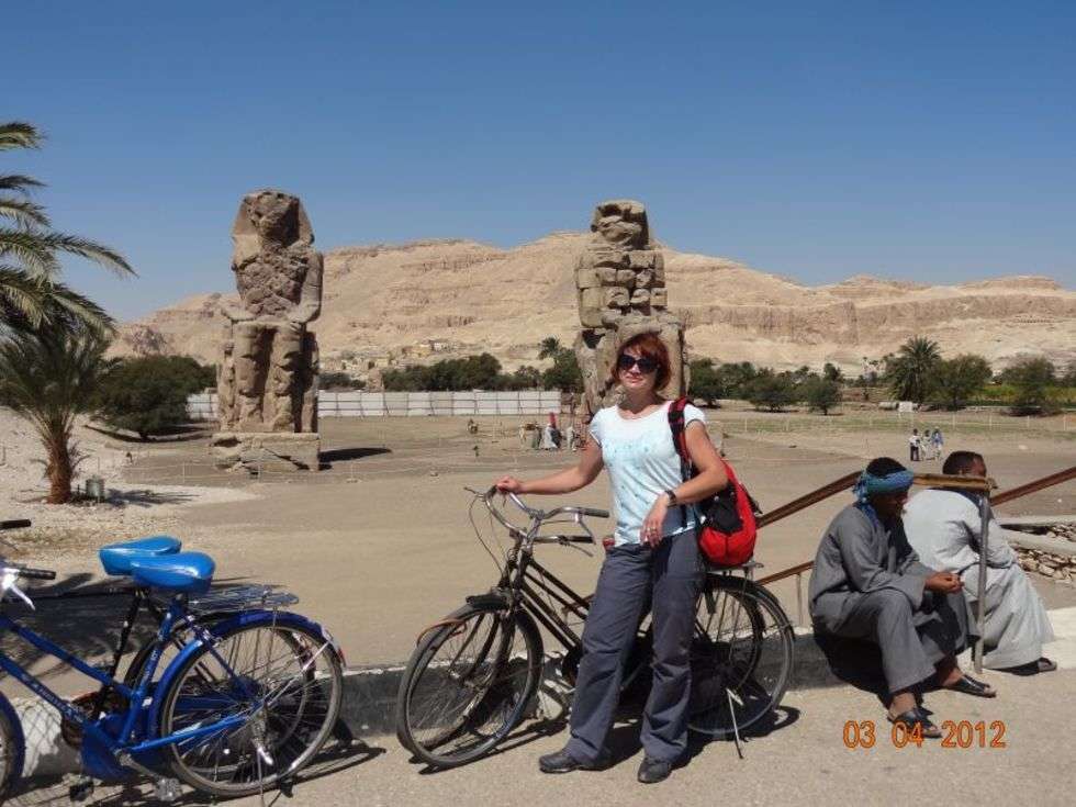  Wyprawa rowerowa do Doliny Królów w Luksorze w Egipcie. Zdjęcie zrobione przed Kolosami Memnona