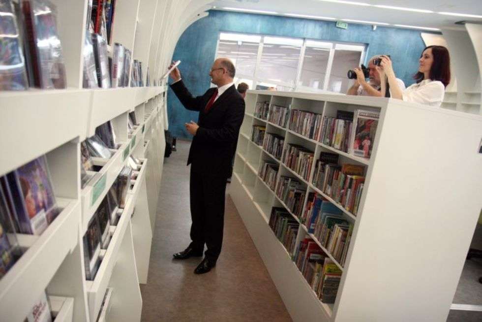  Biblio-biblioteka multimedialna  - Autor: Jacek Świerczyński