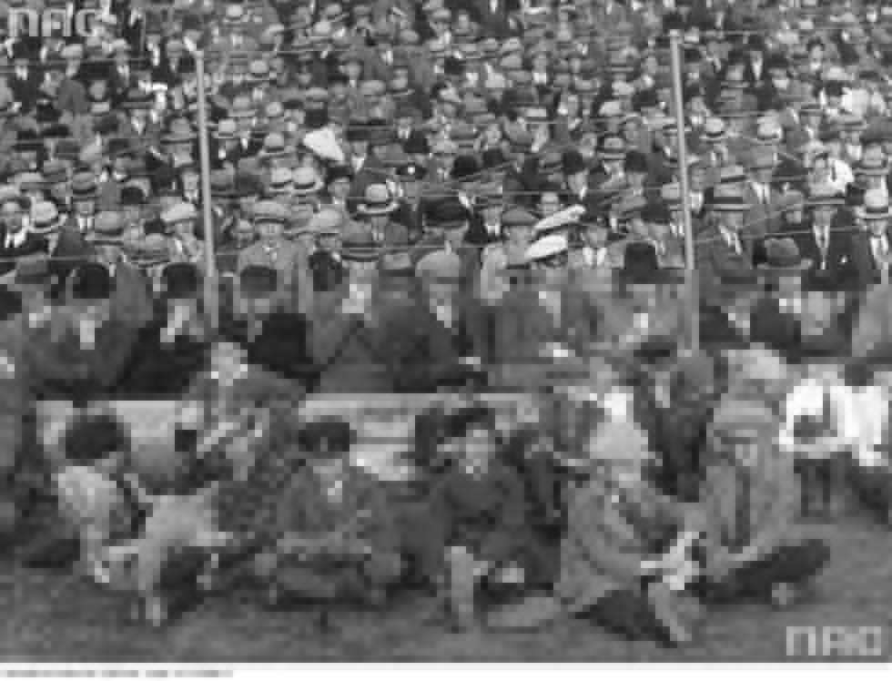  Mecz piłki nożnej Szwecja - Polska w Sztokholmie. Opis obrazu: Tłum kibiców na trybunach podczas meczu. 

Data wydarzenia: 1930-09-28