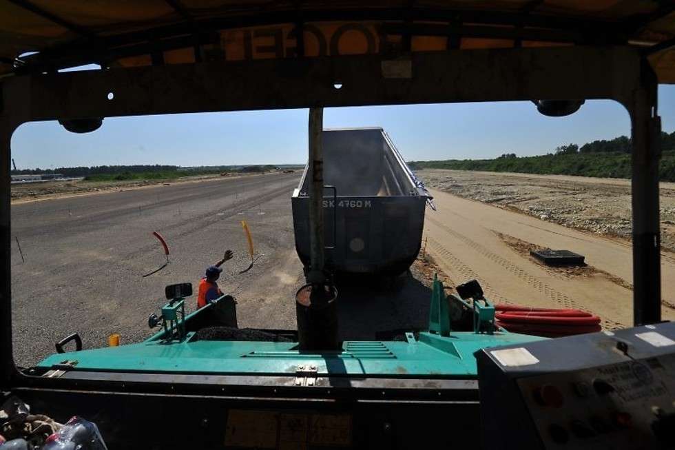  Lotnisko w Świdniku. Pas startowy coraz bardziej asfaltowy (zdjęcie 10) - Autor: portlotniczy.lublin.pl