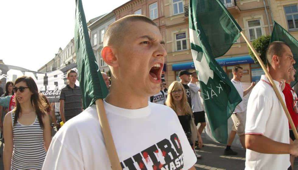  Ponad stu sympatyków ugrupowania zebrało się o godz. 17.00 na placu Litewskim. Demonstrowali pod hasłem "Jutro będzie nasze”. Manifestacja miała być głosem sprzeciwu przeciwko wysokim cenom, niskim płacom i systemowi podatkowemu.<br></br> 

Nacjonaliści przeszli przez Krakowskie Przedmieście i ul. Lubartowską, przed pomnik Zaporczyków na pl. Zamkowym. Marsz przebiegł spokojnie. Obyło się bez incydentów. 
