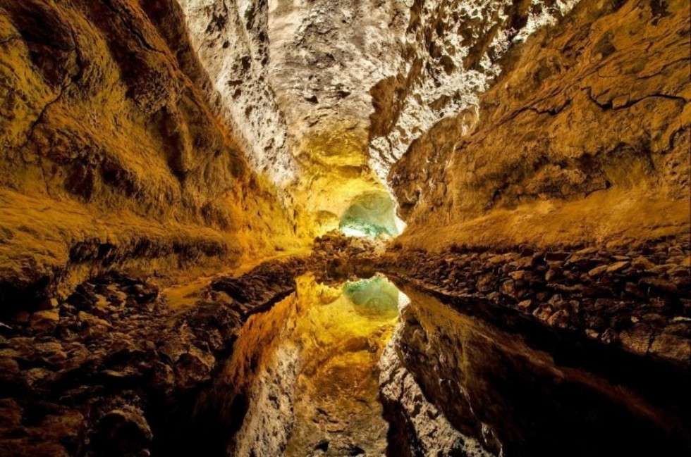  Na 3. miejscu (57 głosów) znalazła się fotografia Cueva de los Verdes. Jest to jaskinia stworzona przez lawę  na wyspie Lanzarote w archipelagu Wysp Kanaryjskich.

Akustyka tego miejsca jest bardzo dobra, praktycznie nie ma tutaj echa.
