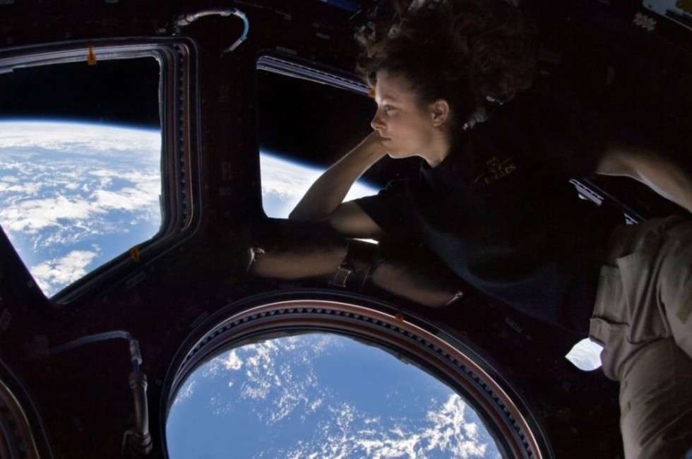  2. miejsce oraz 118 głosów zajęło zdjęcie Ziemi z pokładu Międzynarodowej Stacji Kosmicznej, które wykonała astronautka Tracy Caldwell Dyson podczas lotu Ekspedycja 24 w 2010.

