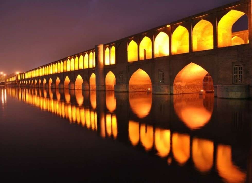  32 głosy na Si-o-se Pol, zwanym też mostem Allah-Verdi Khan, w irańskim Isfahanie. Jego nazwa znaczy „most 33 łuków”, jest jednym z najlepszych projektów mostów na świecie. 
